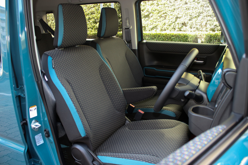 内外装のカラーリングをコーディネートするため、フロントシートの側面に「デニムブルー」（写真）、「バーミリオンオレンジ」「グレーイッシュホワイト」の加飾が施される