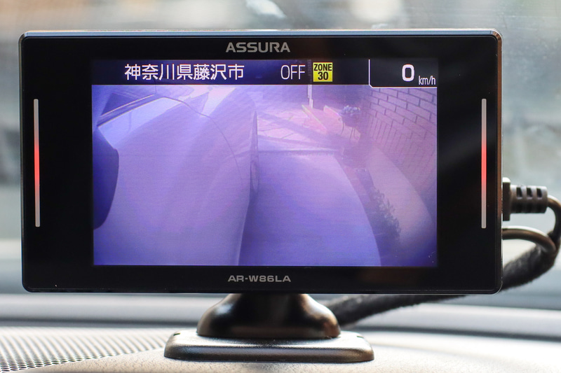 起動後、停車時や出庫時など10km/h以下ではサイドカメラの映像