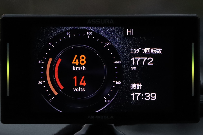 右上の「HI」の文字が高速道路という認識をしている証。高速に乗るとタイムリーに切り替わった