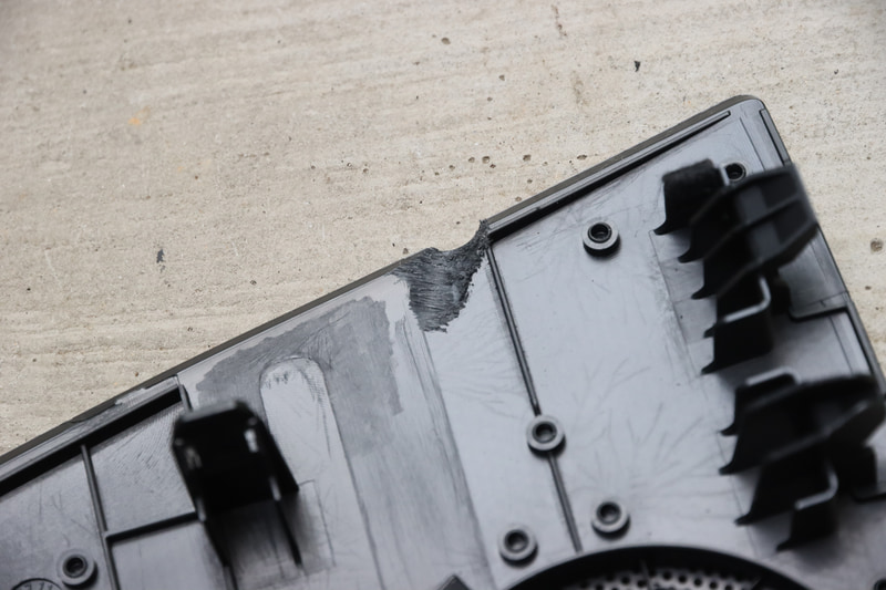 ついでに配線を通すセンタースピーカーカバーも、リューターで削って配線の逃げを作りました。まだ若干浮いているのでもう少し削ってもいいのかも