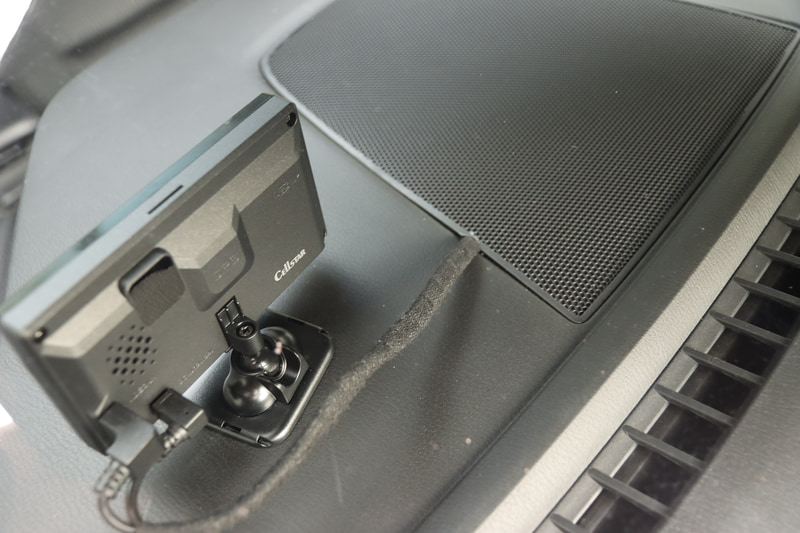 ついでに配線を通すセンタースピーカーカバーも、リューターで削って配線の逃げを作りました。まだ若干浮いているのでもう少し削ってもいいのかも