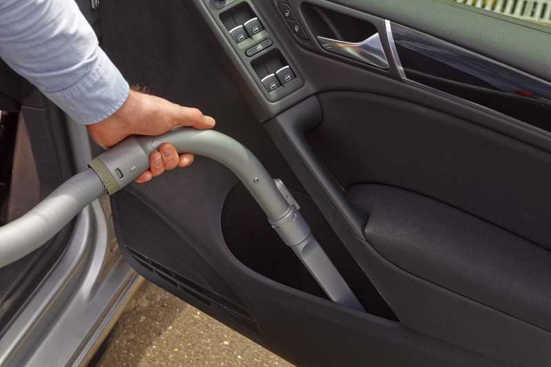 コンパクトな充電式で、車内清掃などにも威力を発揮