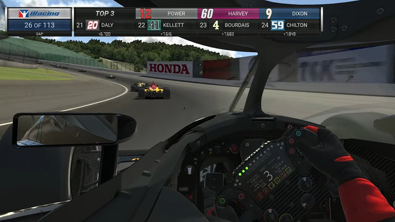 本物のレース同様に大迫力のインカー映像やバックモニター映像も流れる