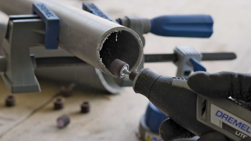 切断面のバリ取り作業