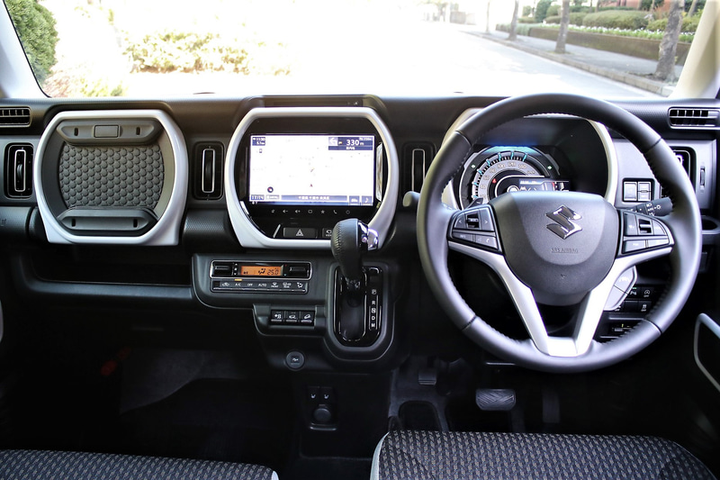 3連リングを用いたハスラーのインパネ。左からストレージボックス、ナビゲーション、スピードメーターを配置