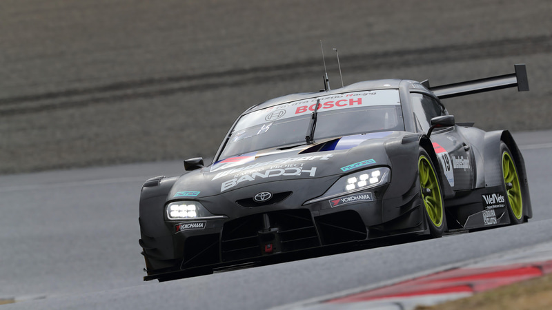 3月に行なわれた岡山国際サーキットでの公式テストには19号車も参加していたが、雨の影響が出た2日目にミスとはいえないミスでクラッシュ。前後カウルに足まわりも壊れてしまったので、テストを途中で切り上げることになった。ちなみにこのときの修理代を聞いてみたら「保険に入る前だったので2500万円くらいの出費でした」とのことだった