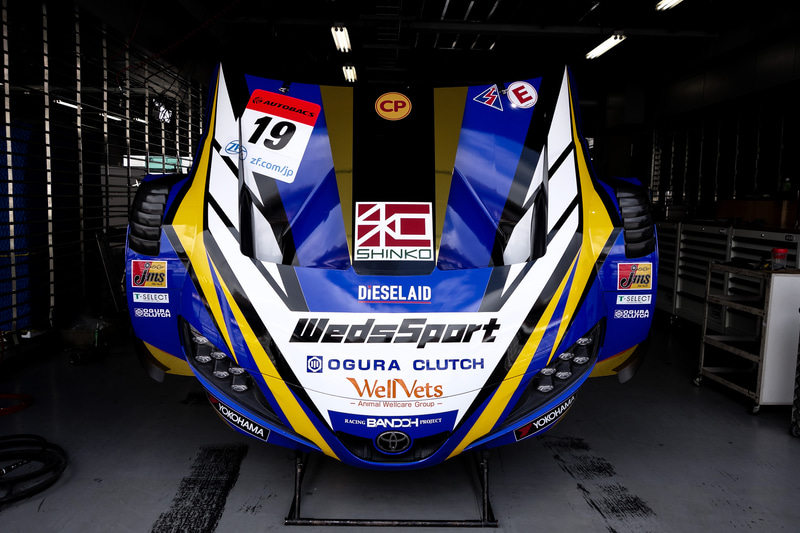 GT500クラスは億の単位のお金が動く世界なので契約もシビア。坂東監督はチームオーナーでもあるので、そういった部分も自身でこなしている