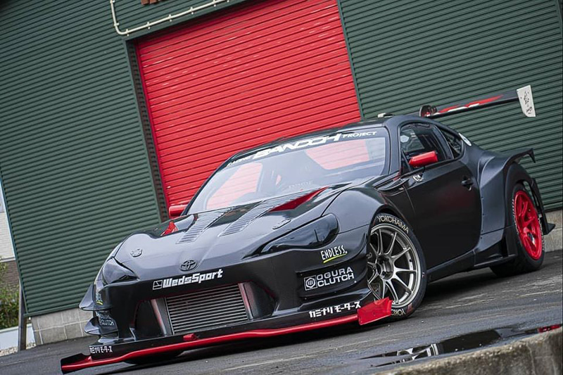 自動車部品の卸業をメインとする有限会社坂東商会も坂東監督の会社だ。アフターパーツを使ったクルマ趣味を盛り上げるため、デモカーを製作して情報発信やタイムアタックなども行なっている