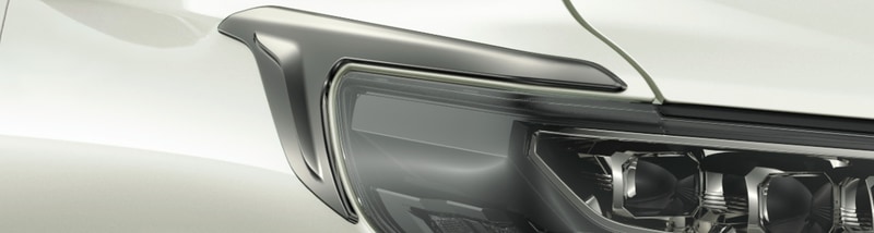 ヘッドライトガーニッシュは、グリルからヘッドライトまで続くスモークメッキ意匠をさらに伸長することで、流麗で煌びやかなフロントフェイスを演出。価格3万6300円