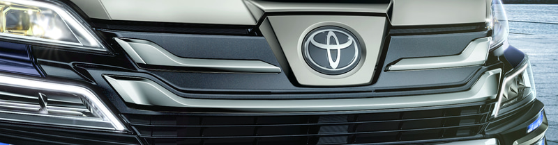 フロントグリルカバーは、エンブレムの左右に2段構成でL字のシャープなスモークメッキをレイアウトし、スポーティな印象が高められている。価格7万1500円