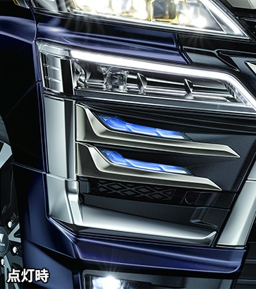 シグネチャーイルミブレードは、上下2段の存在感あるブルーとホワイトの光のコンビネーションが先進的な表情を創出。価格11万円