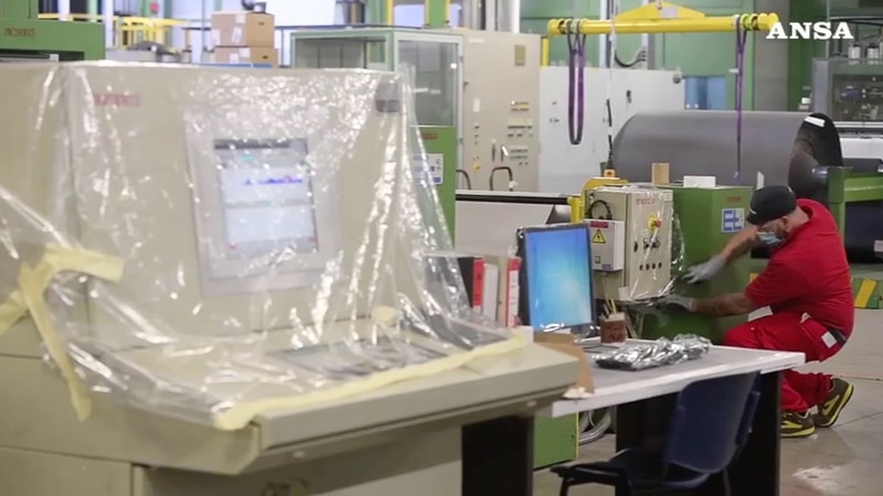 機械には厳重な衛生体制を施している