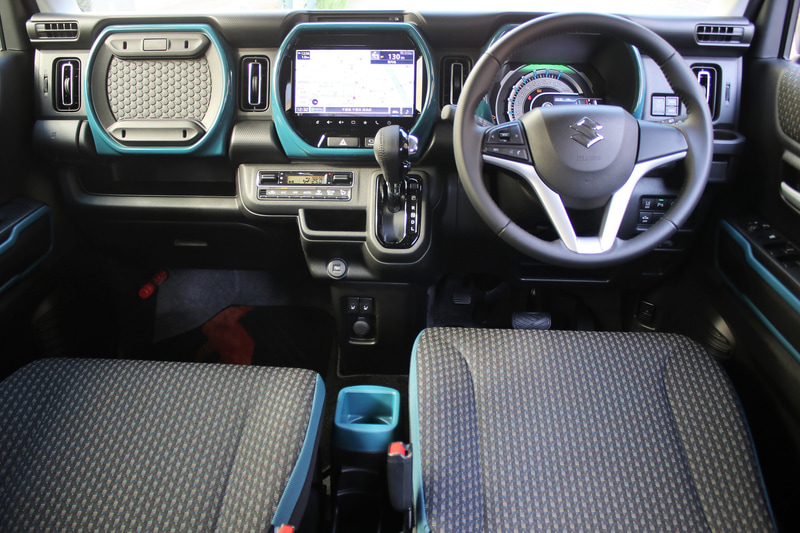 2代目ハスラーのインパネ。上下から2本のパイプで挟み込むような部分の難易度も非常に高かったとのこと