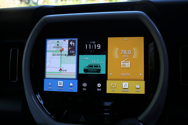 スズキ初の9インチメモリーナビをオプション設定。Apple CarPlayやAndroid Autoに対応するほか、自車を斜め上から見下ろしたような「3Dビュー」もオプション装着可能