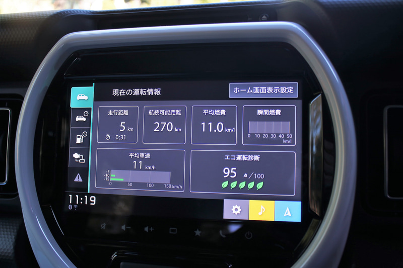 スズキ初の9インチメモリーナビをオプション設定。Apple CarPlayやAndroid Autoに対応するほか、自車を斜め上から見下ろしたような「3Dビュー」もオプション装着可能