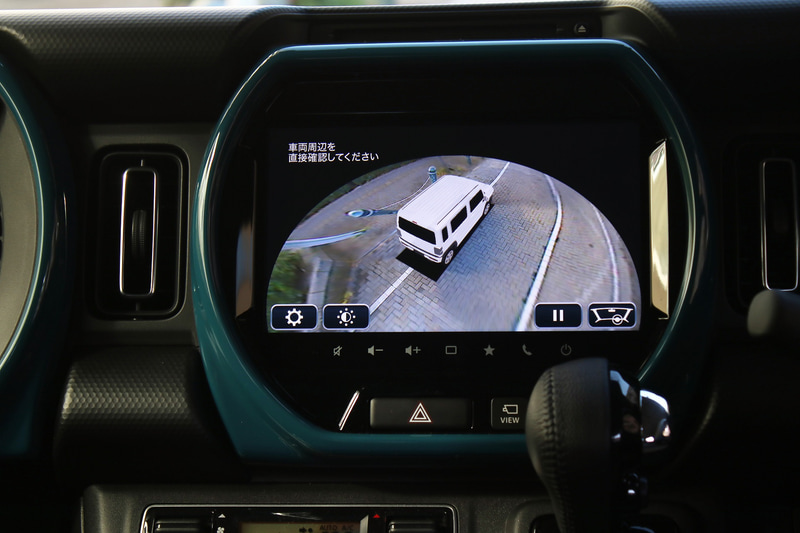 スズキ初の9インチメモリーナビをオプション設定。Apple CarPlayやAndroid Autoに対応するほか、自車を斜め上から見下ろしたような「3Dビュー」もオプション装着可能