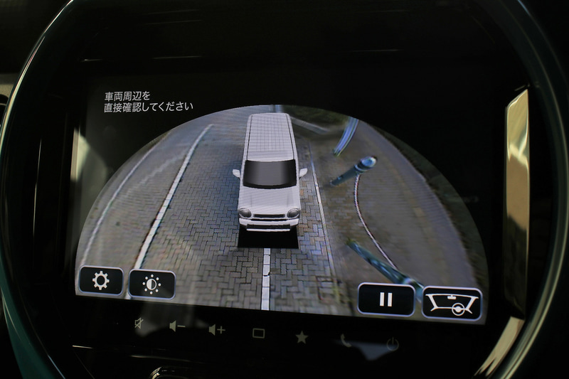 スズキ初の9インチメモリーナビをオプション設定。Apple CarPlayやAndroid Autoに対応するほか、自車を斜め上から見下ろしたような「3Dビュー」もオプション装着可能