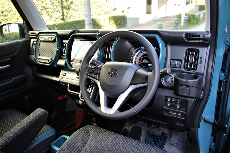 上下のパイプ断面を見せ、タフさを感じてもらえるよう演出