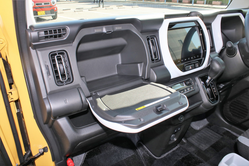 グローブボックスのリッドはテーブルとしても利用可能