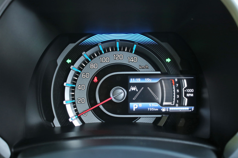 メーターパネルの右側に、スズキとして初めてカラー表示に対応したマルチインフォメーションディスプレイを搭載