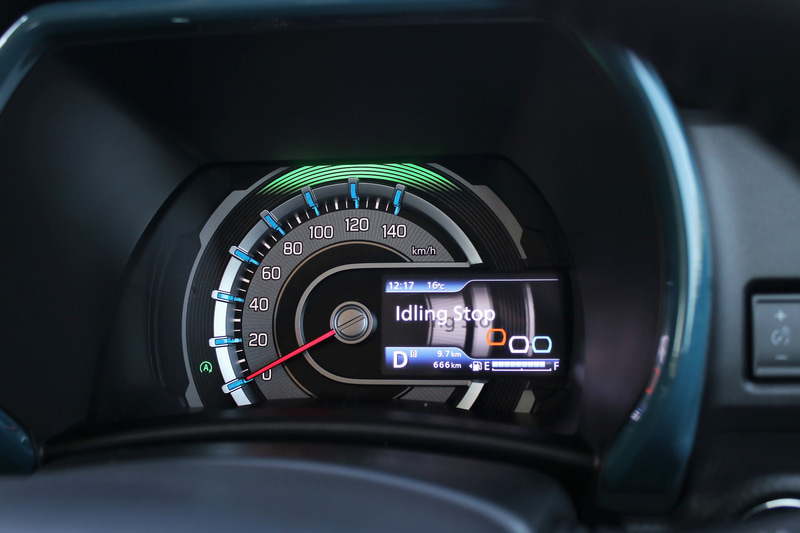 マルチインフォメーションディスプレイではエンジン回転数や瞬間燃費、マイルドハイブリッドのエネルギーフローといった実用的な情報に加え、アイドルストップ中のギミックやウェルカム表示など、ちょっとした癒やしの演出が盛り込まれている