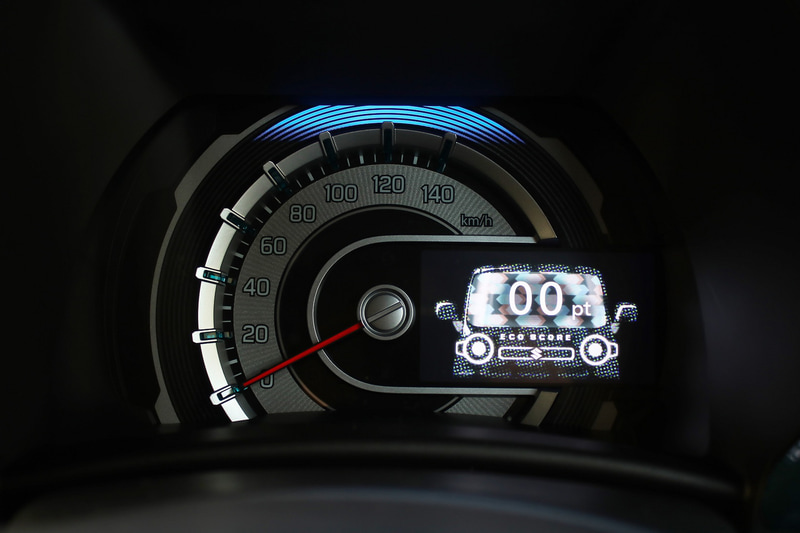 マルチインフォメーションディスプレイではエンジン回転数や瞬間燃費、マイルドハイブリッドのエネルギーフローといった実用的な情報に加え、アイドルストップ中のギミックやウェルカム表示など、ちょっとした癒やしの演出が盛り込まれている