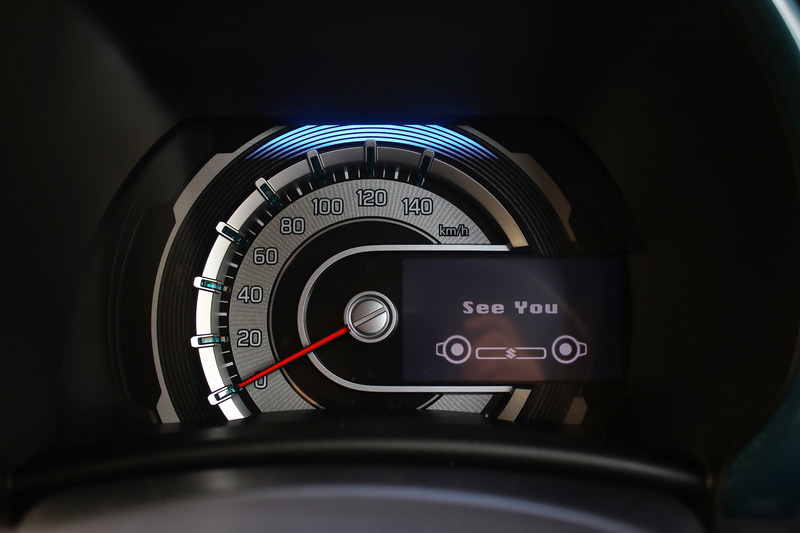 マルチインフォメーションディスプレイではエンジン回転数や瞬間燃費、マイルドハイブリッドのエネルギーフローといった実用的な情報に加え、アイドルストップ中のギミックやウェルカム表示など、ちょっとした癒やしの演出が盛り込まれている