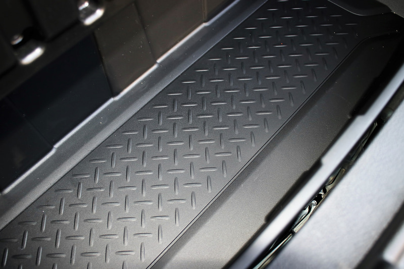 樹脂製のラゲッジアンダーボックスに縞鋼板の柄を入れてタフなイメージを演出