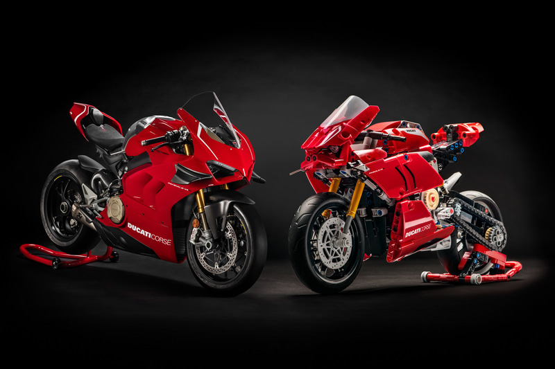 ドゥカティ・パニガーレ V4 R（左）、ドゥカティ・パニガーレ V4 R LEGO Technic（右）