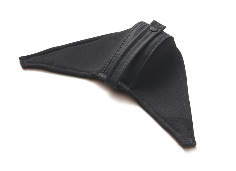 シートベルトガイドは、シートのショルダー部分に装着することで、シートベルト脱着時に起きるシート表皮のこ擦れによる摩耗を防止。また、ベルトガイド部分にシートベルトを通して使用することで、降車時にシートベルトが巻き取られて届きにくくならないよう保持することが可能となる。シートの肩ベルトホールに本製品を巻きつけてマジックテープで固定する。色はブラック。左右共用。価格は4500円（税別）