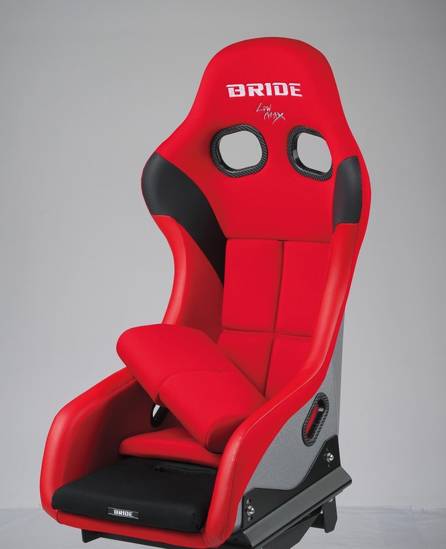 ハイポジアジャストパッドは、身長が低めのドライバーなど座面をアップさせたい場合に、シートに標準装備されている座部・腿部クッションの下に敷くことで、座面ポジションを最大約35mmアップさせることが可能となる製品。パッドの内部は2層構造になっており、パッドAは厚さ約25mmで、ペダルの足の届きを妨げないように腿部は柔らかいウレタンフォーム、座部はポジションアップさせるため硬めのウレタン素材で構成。パッドBは厚さ約10mmで硬めのウレタンを使用。この2種類のパッドを組み合わせることで、座面の高さを調整できる。色はブラック。価格は9000円(税別)