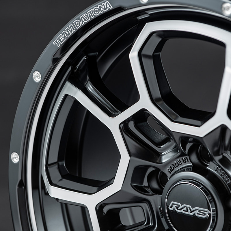 ハニカム構造/スポーク天面にダイヤカットを施すことにより、エッジの効いた見た目を演出すると共に、技巧を凝らした複雑なスポーク形状でよりタフネスなディスクデザインとなっている