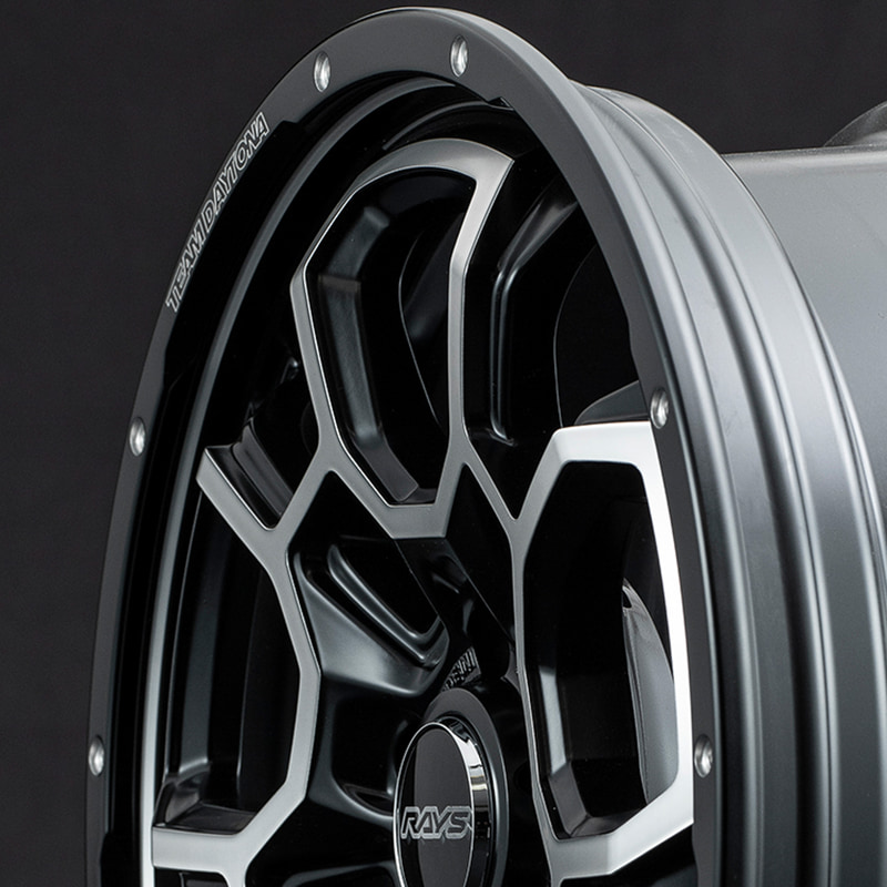 多面デザイン/センターパートからスポーク天面まで3次元的に立ち上げられ、多面形成された意匠は、他のデザインホイールとは一線を画す