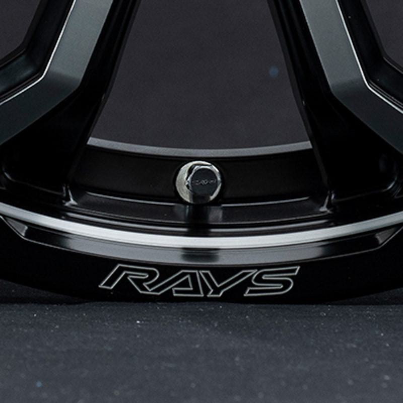 A.M.T./レイズの独自技術A.M.T.(Advanced Machining Technology)により、一層の高級感と立体感がホイールに与えられている