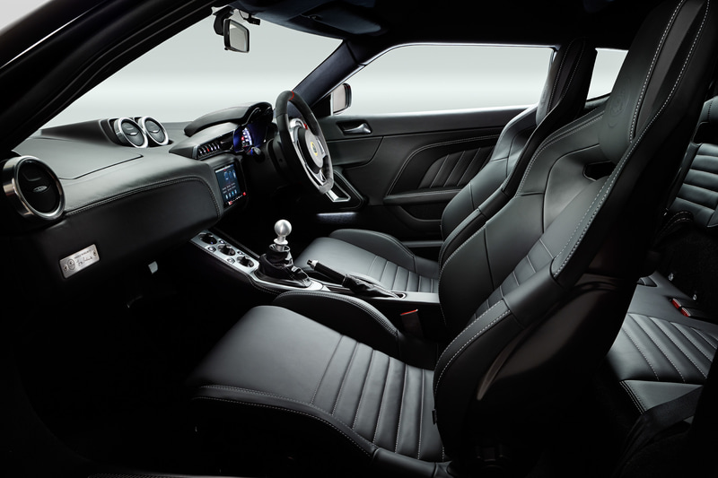 スパルコ製リクライニング対応スポーツシート、ケンウッド製ナビゲーション/光ビーコン対応ETC2.0を標準装備