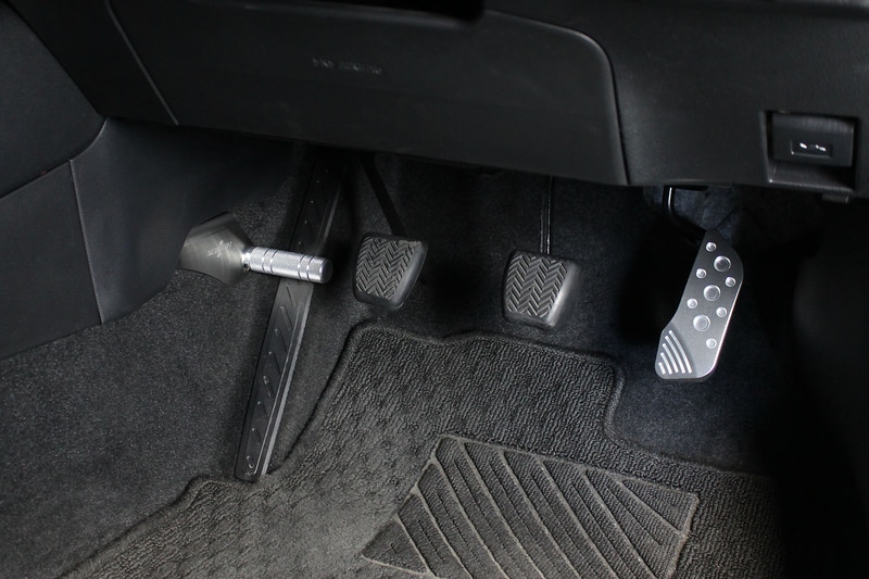 純正のフットポジションがネオプロトの理想とする足首の角度と大幅な差があるため、カローラはラウンドバータイプを採用