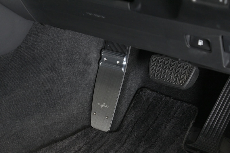 純正のフットポジションがネオプロトの理想に近い設計であったクラウンはウェーバータイプを採用