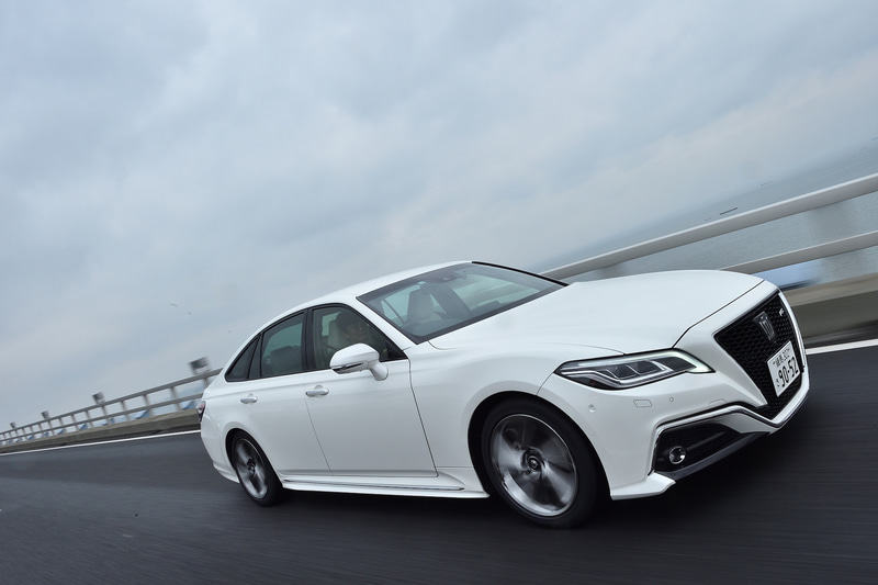 純正のフットポジションがネオプロトの理想に近い設計であったクラウンはウェーバータイプを採用