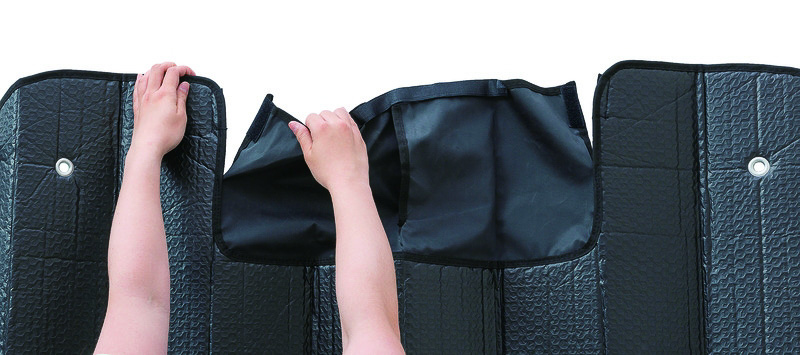 サンシェード上部の切り込み部分を幅広く設け、切り込みを3か所作ることで取り付け位置にかかわらずドライブレコーダーを避けて設置することが可能