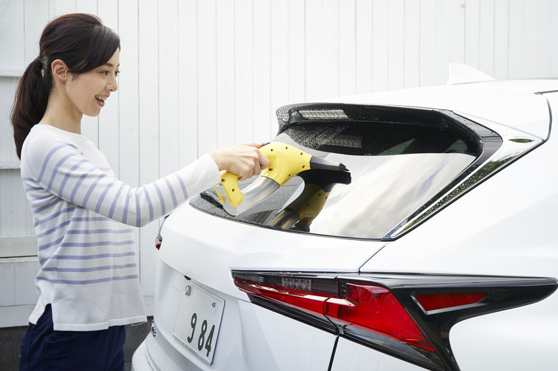 ケルヒャーではこのほかにも、洗浄剤を泡状にして噴射する高圧洗浄機オプション「フォームノズル」（左）、バッテリー式で拭きあとを残さない「窓用バキュームクリーナー」（中央）、モバイル高圧洗浄機の「KHB 5」など、多彩な洗車向け製品をラインアップしている