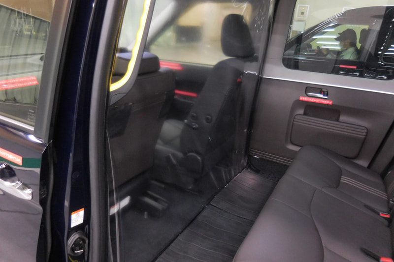 フロントシート後方に隔壁を設置。リアシートに座る人などの飛沫がフロントシートに循環しないようコントロールしている