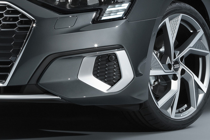 左右にある2つの電子制御によって開閉するルーバーモジュールを備えた冷却空気入口