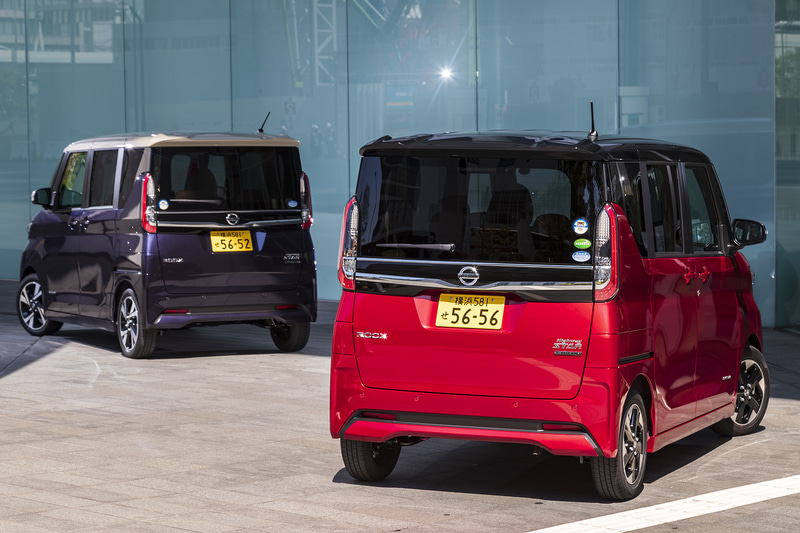 新型ルークス。ハイウェイスター X プロパイロットエディション（右）とハイウェイスター Gターボ プロパイロットエディション（左）。搭載エンジンが異なるが、外観はほぼ同一なので見分けるのは難しい