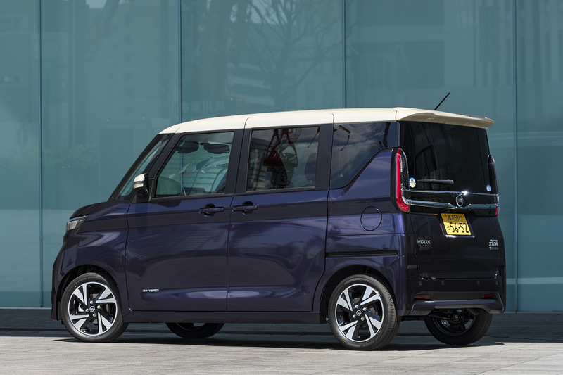 ハイウェイスター Gターボ プロパイロットエディション。ボディカラーはアメジストパープル/フローズンバニラパールの2トーン