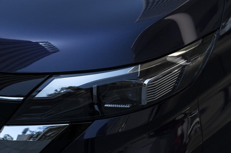 ヘッドライト上部のシルバー加飾はポジション時に点灯する凝った仕様