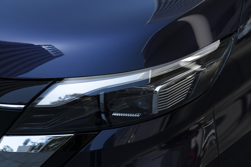 ヘッドライト上部のシルバー加飾はポジション時に点灯する凝った仕様