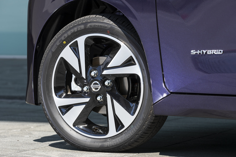 撮影車両はブリヂストン「エコピア EP150」の165/55R15を装着。専用デザインのアルミホイールが標準となる