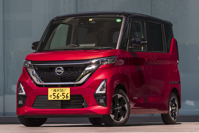 ハイウェイスター X プロパイロットエディション。ボディカラーはスパークリングレッド/ブラックの2トーン