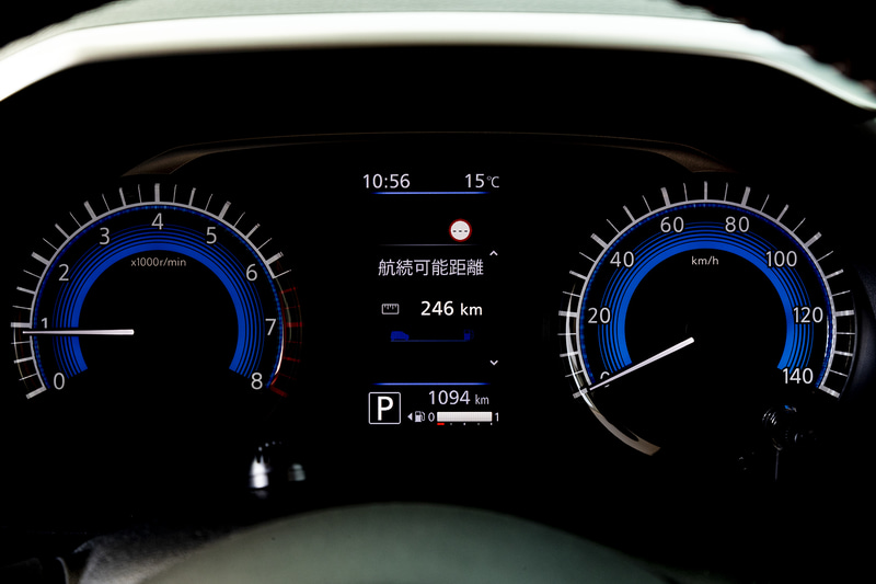 ホワイトとブルーを組み合わせたメーターパネル。中央に配置されるアドバンスドドライブアシストディスプレイにはエネルギーモニターやタイヤアングルガイドなども表示できる