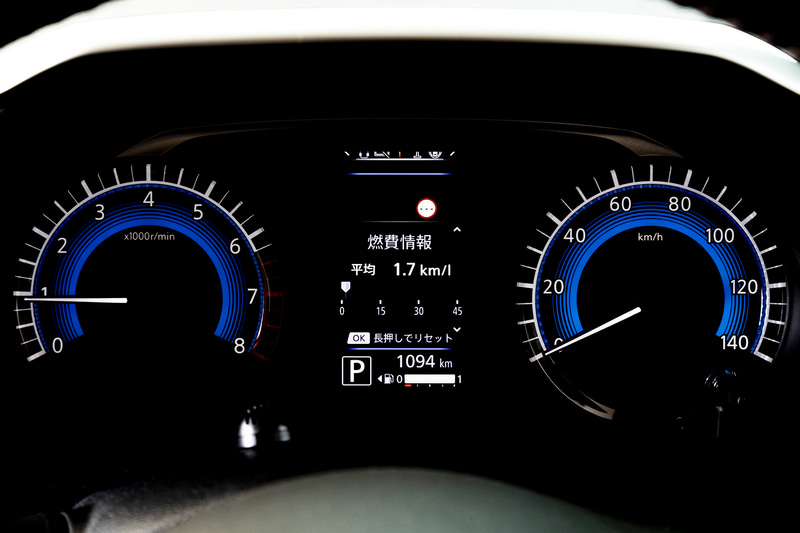 ホワイトとブルーを組み合わせたメーターパネル。中央に配置されるアドバンスドドライブアシストディスプレイにはエネルギーモニターやタイヤアングルガイドなども表示できる